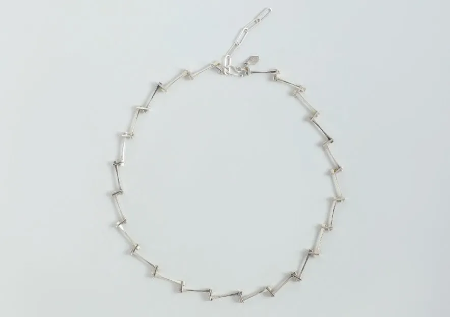 シルバーの幾何学デザインネックレス