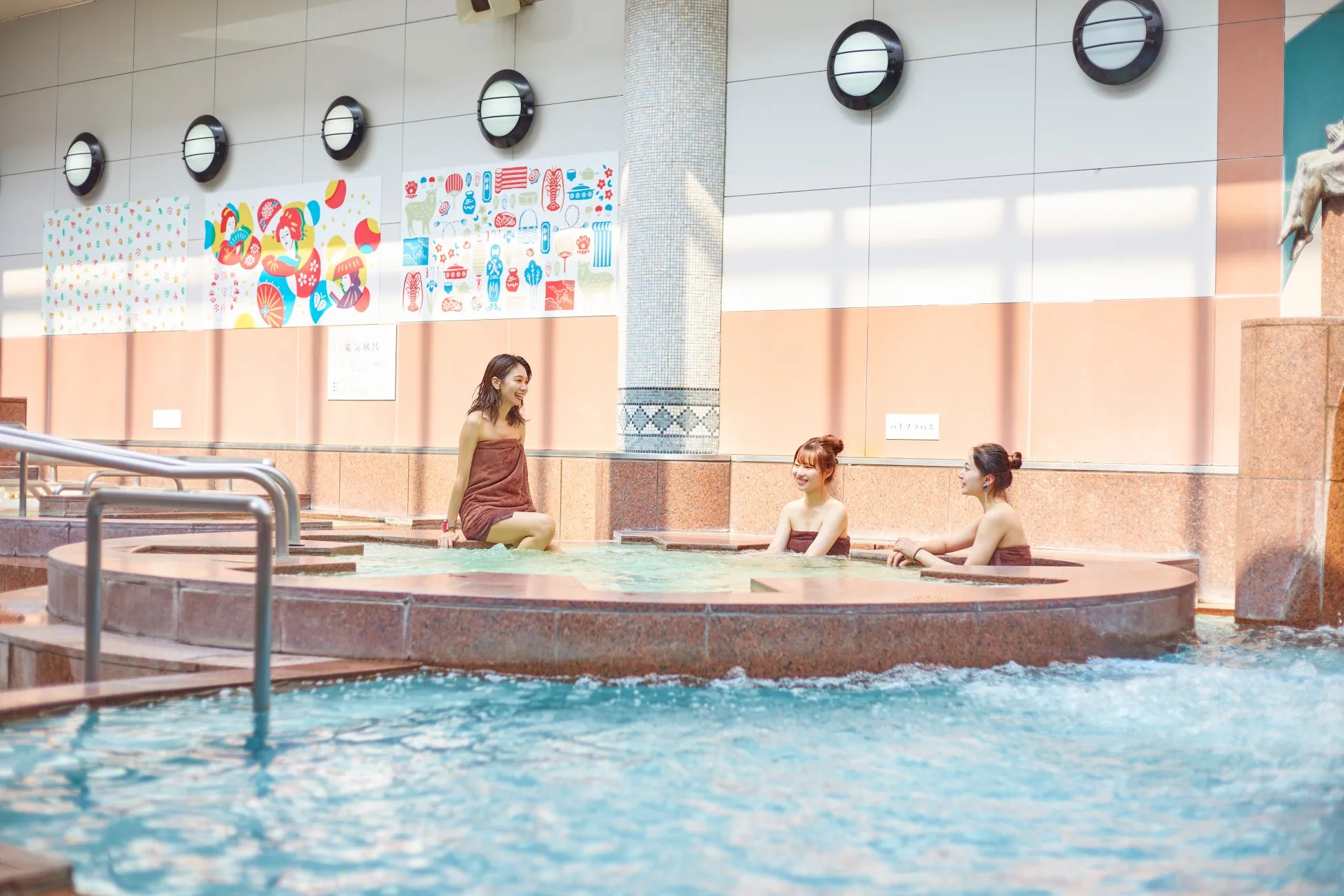 温泉でくつろぐ女性たち