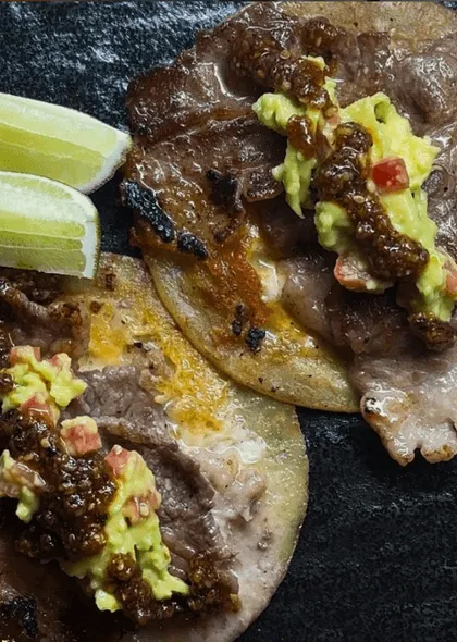 ステーキとアボカドソースを添えた料理