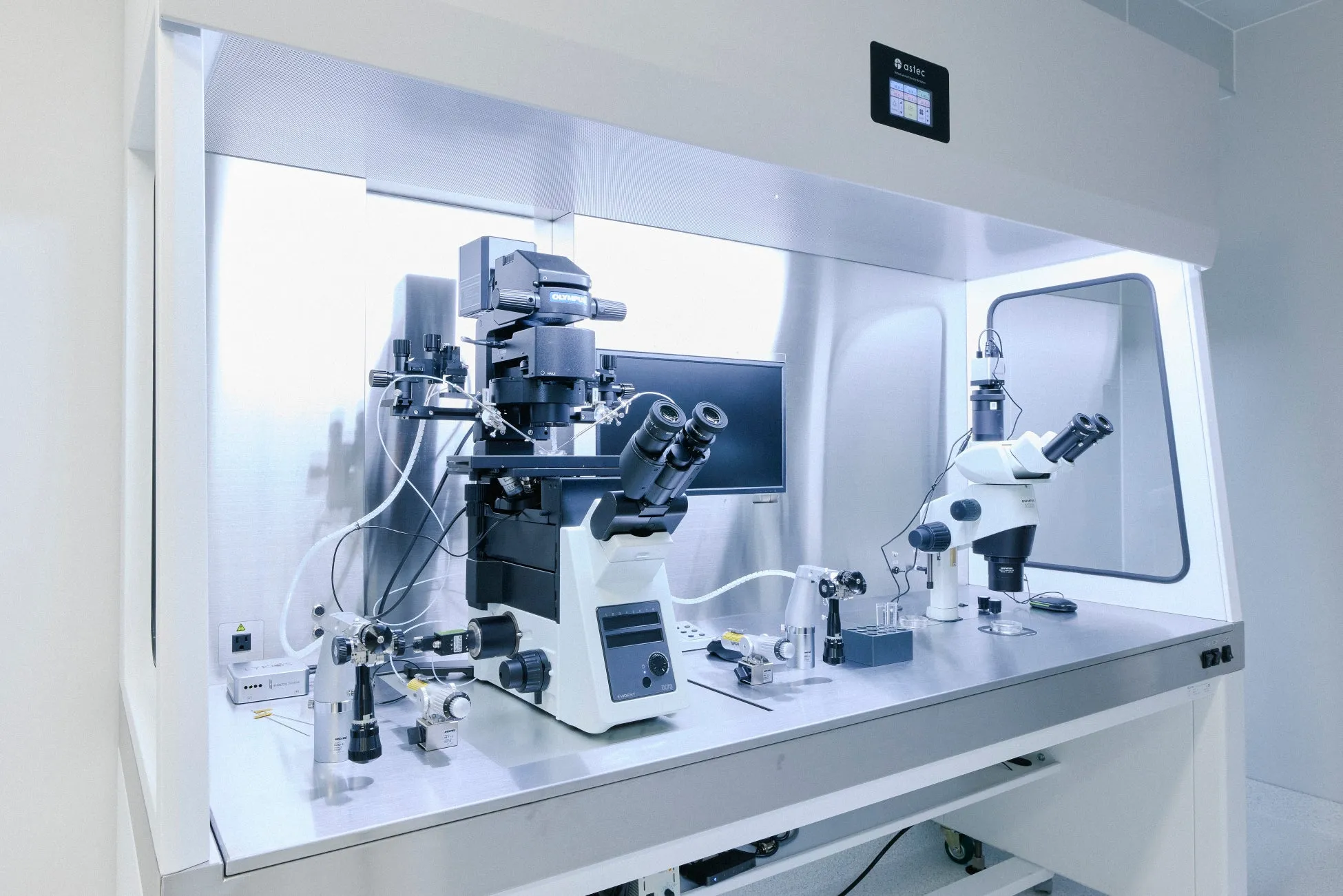 研究室の顕微鏡と機器