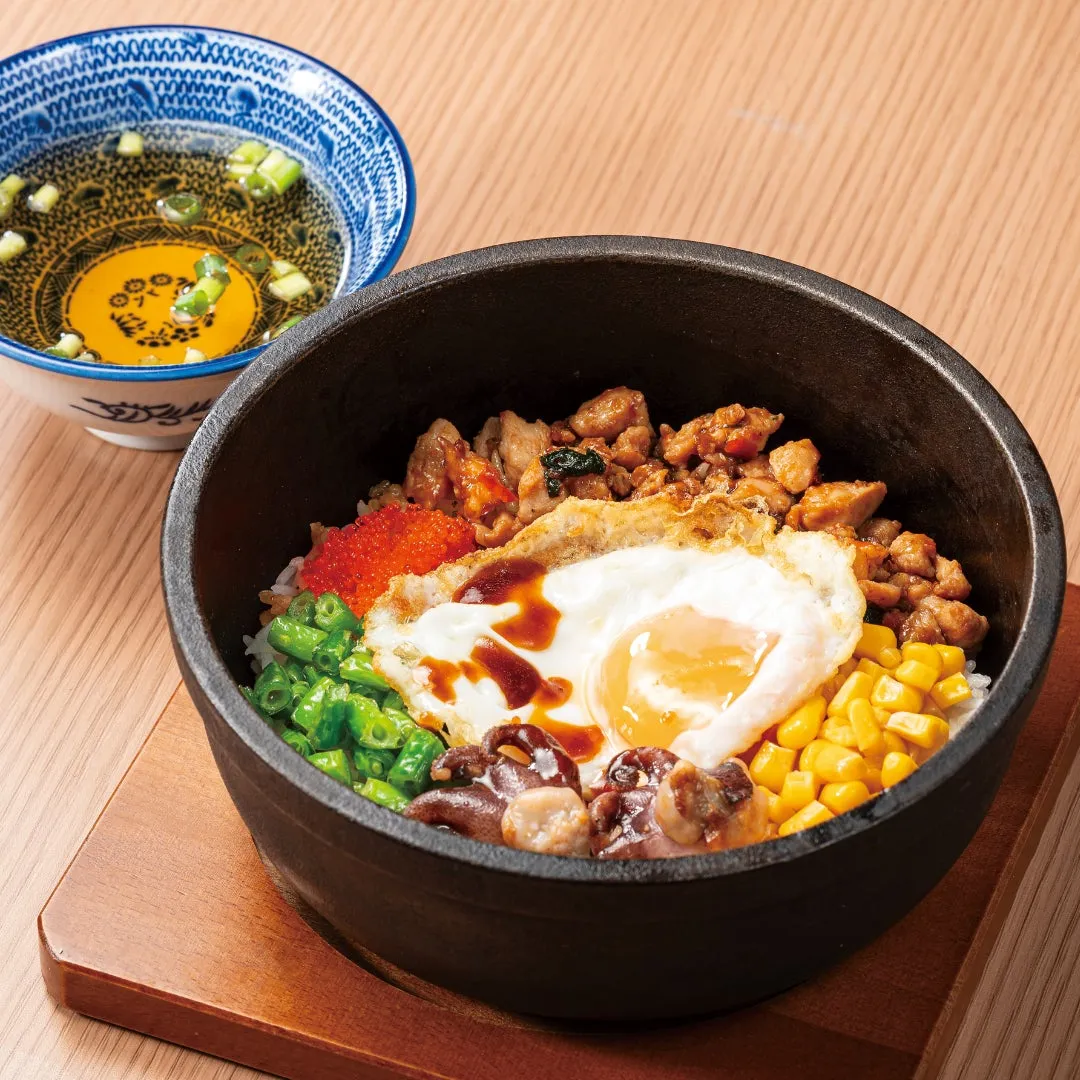 石焼きガパオの丼とスープ