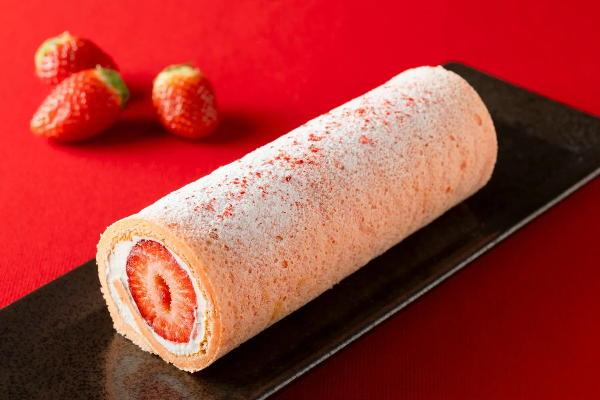 いちごが添えられたロールケーキ