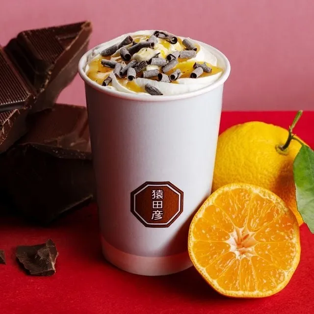 チョコレートドリンクとみかんの写真です。