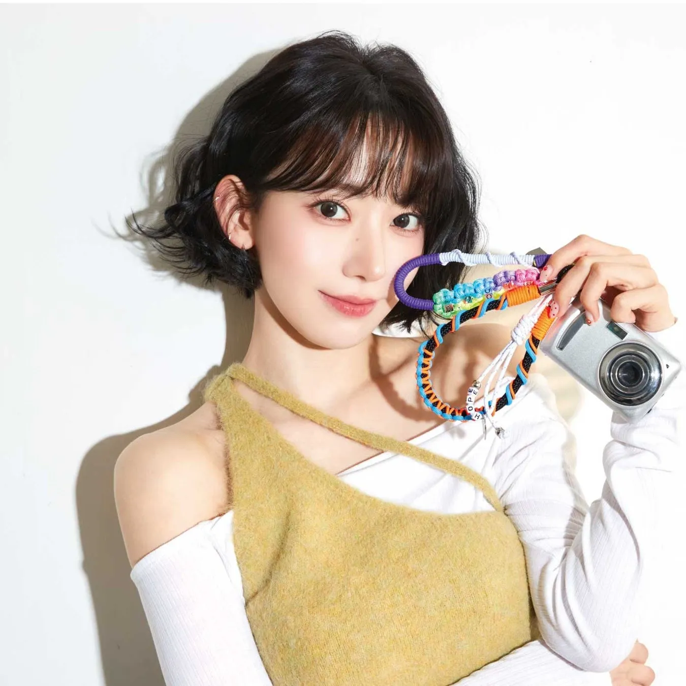 女性がカメラを持って微笑んでいる写真