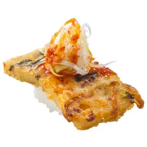 揚げられた寿司の上に、ネギや魚卵が乗っている料理