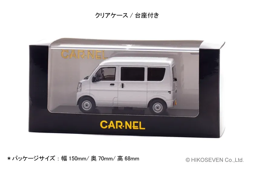 白いミニバンの模型がクリアケースに入った写真です。黒い箱に「CAR-NEL」の文字が金色の文字で書かれています。模型のサイズと販売元の情報も記載されています。