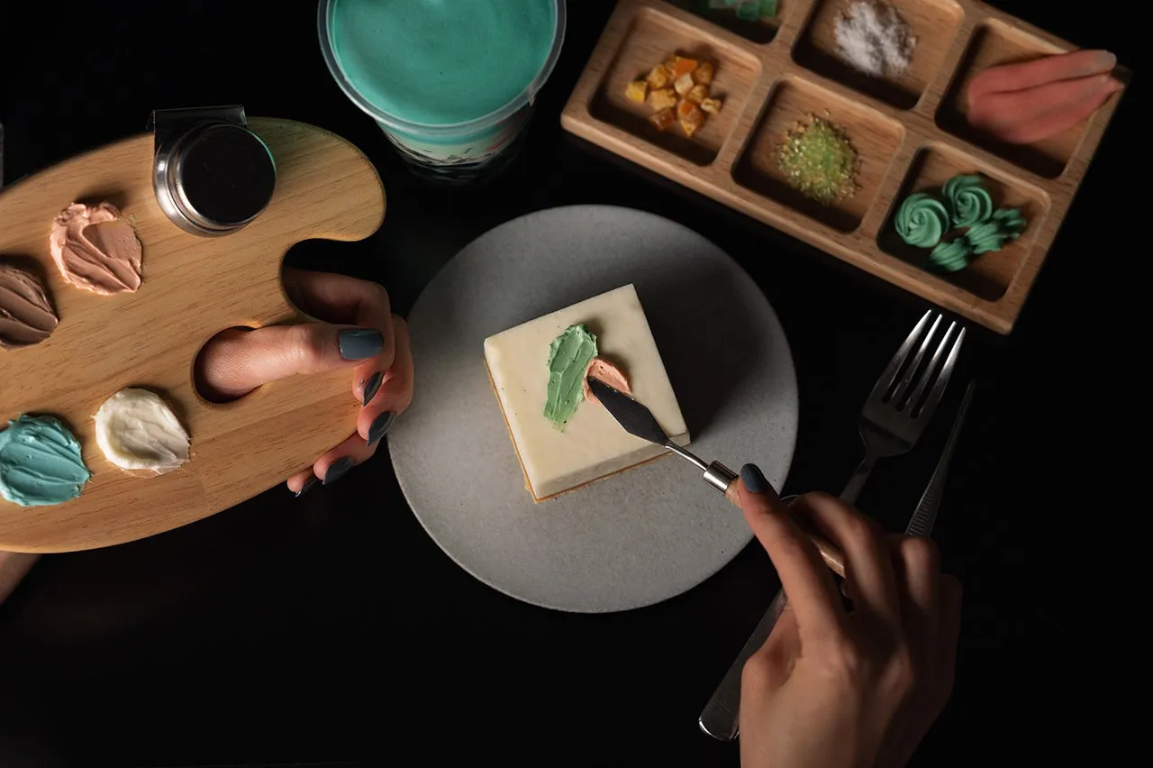 ケーキにデコレーションをしている様子