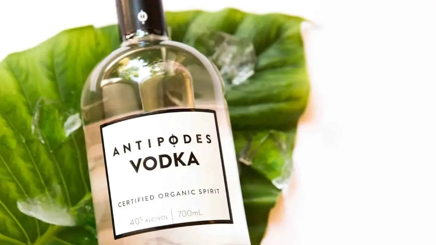 緑の葉の上に置かれた、ANTIPODES VODKAのボトル。