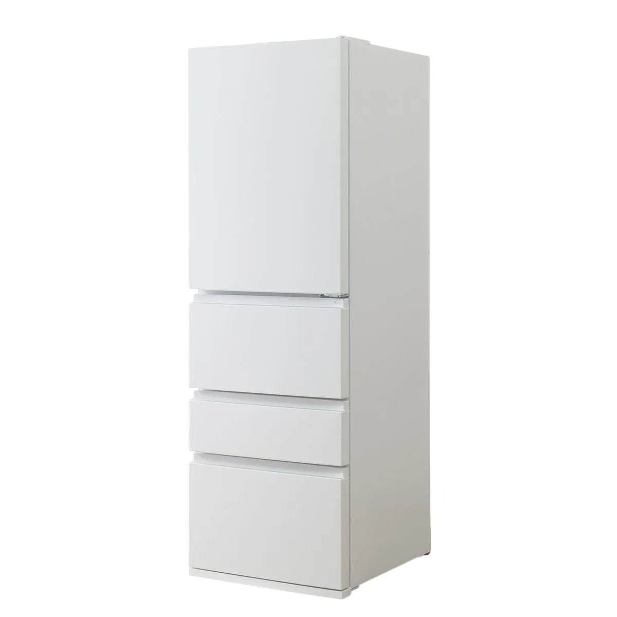 白い冷蔵庫の正面写真です。 冷蔵庫は細長く、上部にドア、下部に引き出しが3つあります。