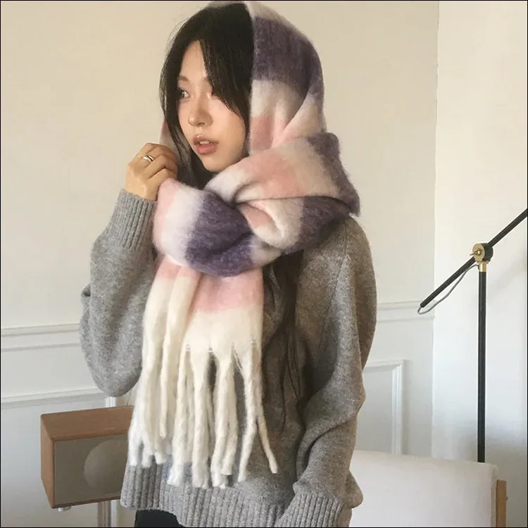 チェック柄マフラーの女性