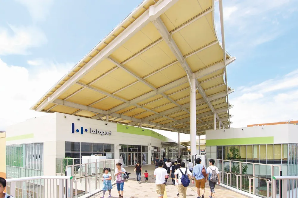 lalaportの入り口の写真です。屋根があり、人が歩いています。