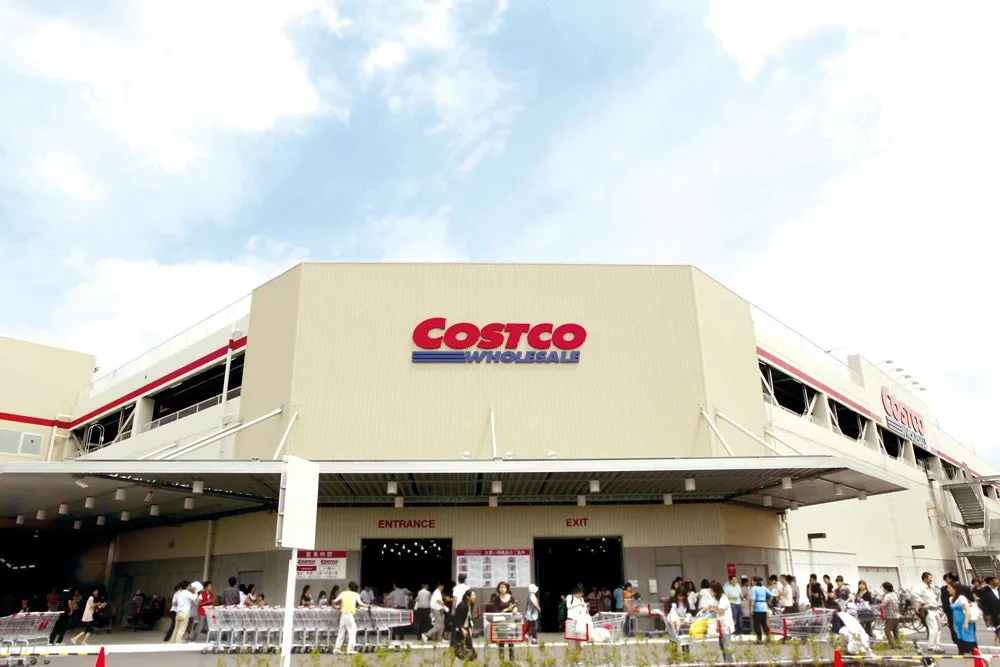 コストコの建物の外観。入り口には人が集まっている。