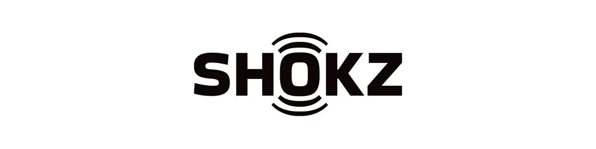 白背景に黒色の「SHOKZ」のロゴ。