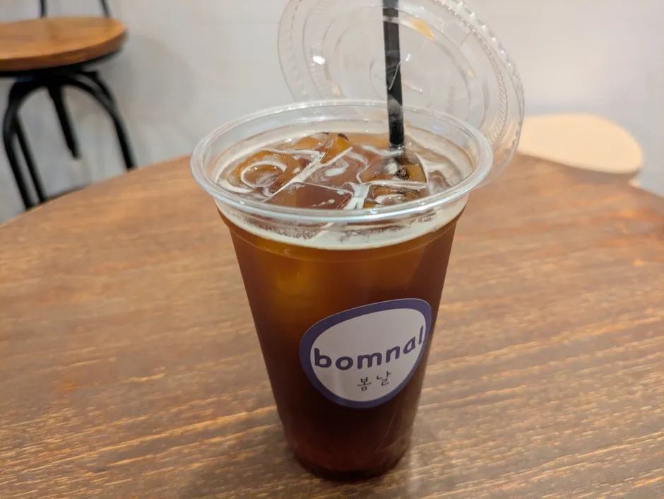 透明な容器に入ったアイスコーヒー