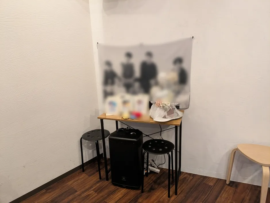 部屋の隅の小さなテーブルと写真、花