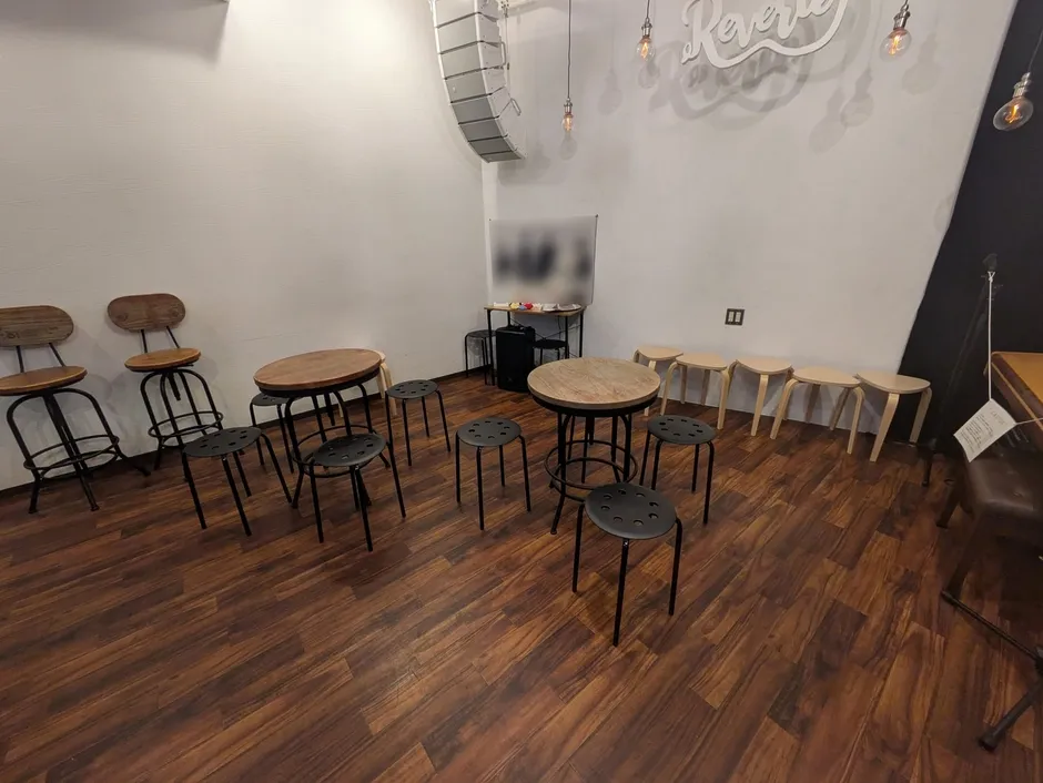 カフェの温かい内装