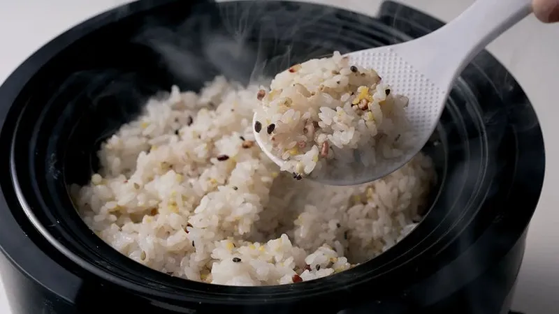 炊飯器から取り出された雑穀米の写真