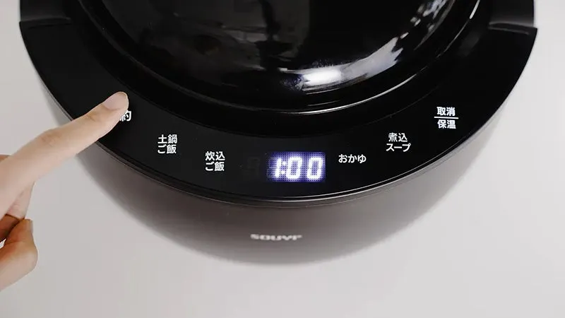 炊飯器の操作パネルのクローズアップ写真