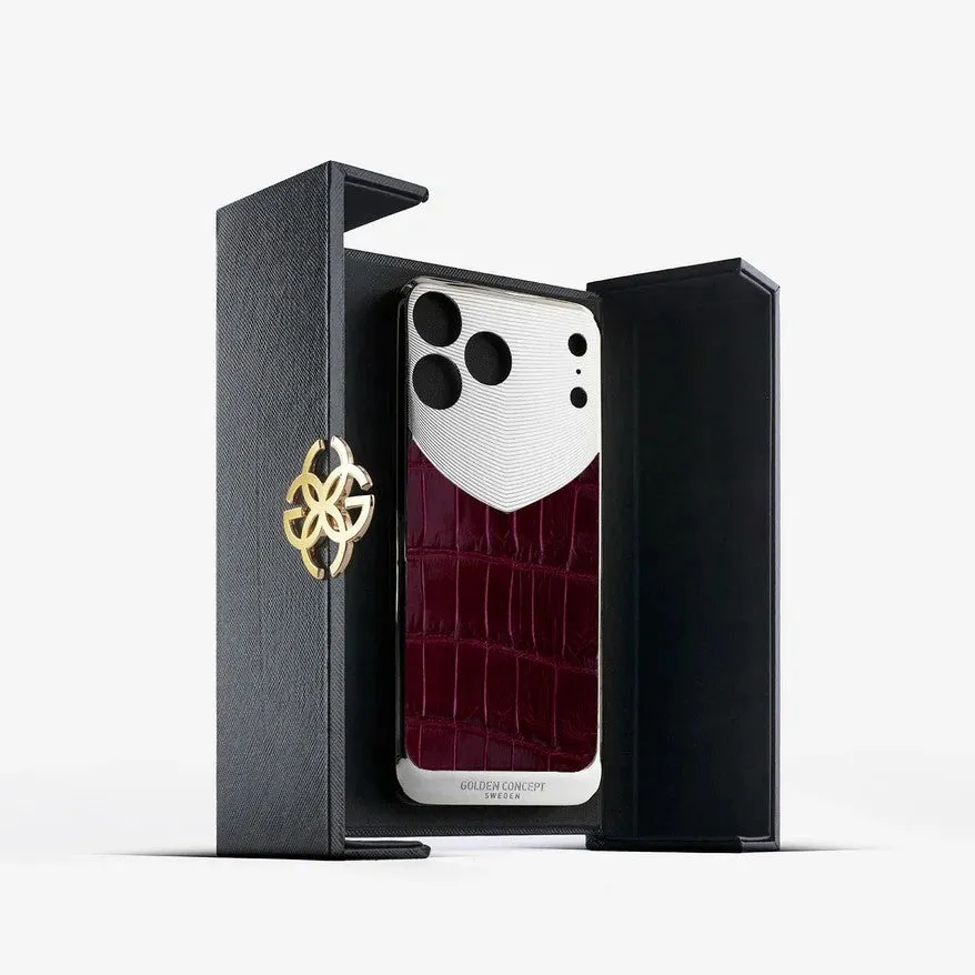 革張りの高級感のあるiPhoneケース。深い赤色の革が特徴。