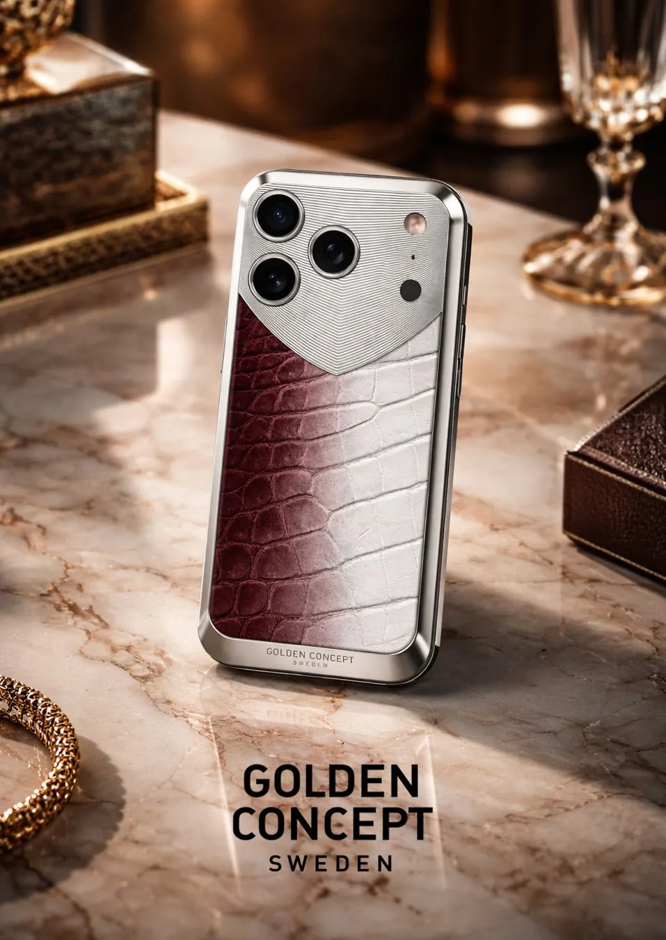 高級感のあるスマートフォンケース。背面の革のグラデーションが特徴的で、ブランドロゴが配置されています。