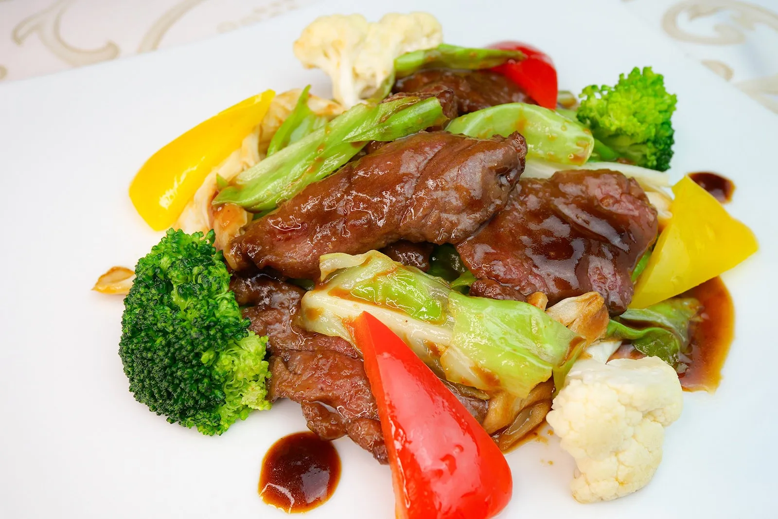 牛肉のソテーと野菜の料理