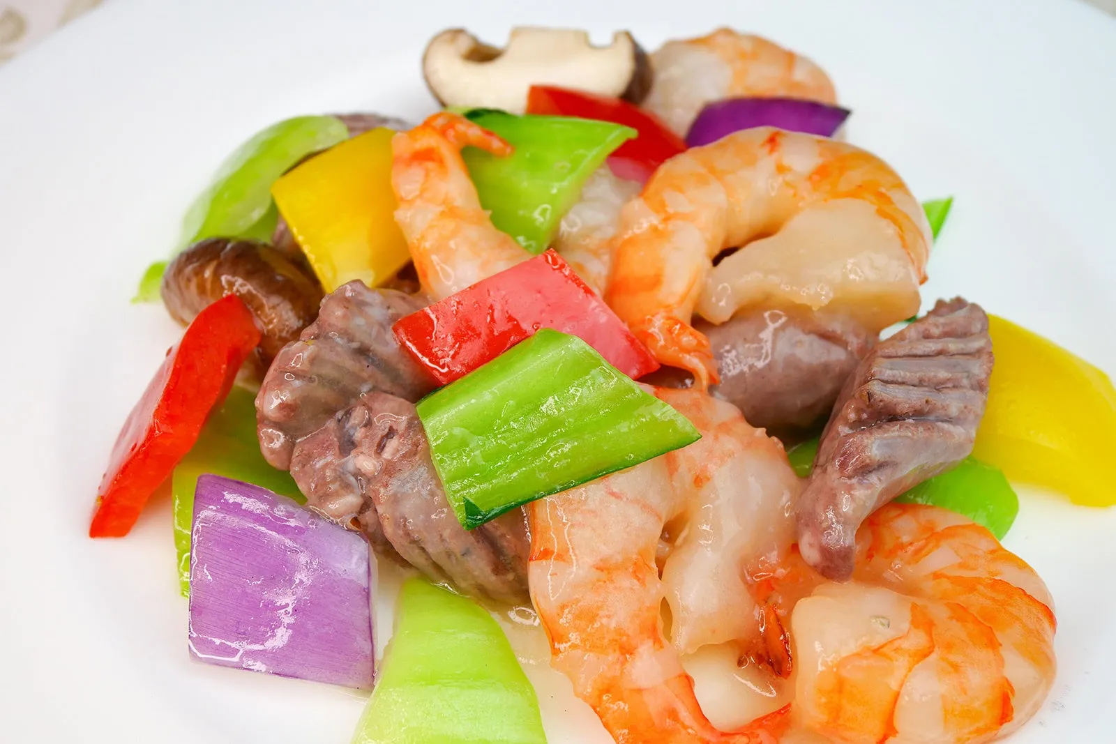 エビ、肉、野菜のクローズアップ