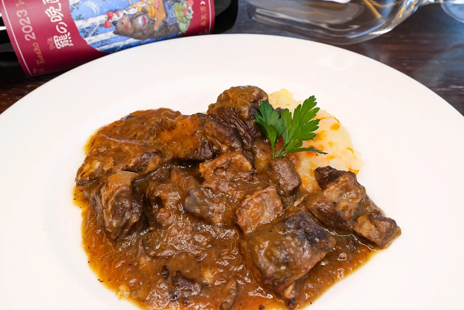 煮込み料理、ワインボトル