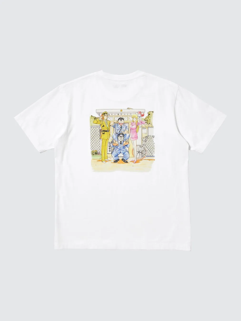 白いTシャツに警察官や女性が描かれたイラスト（交通安全）