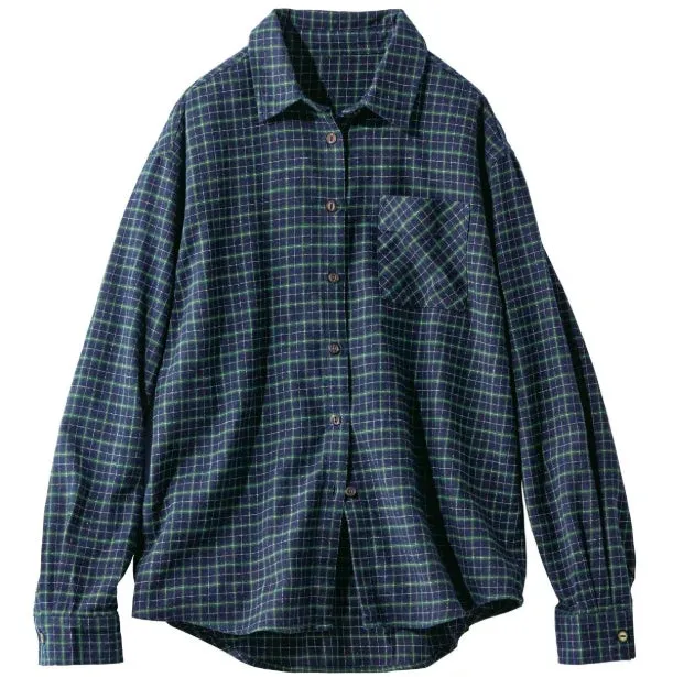 チェック柄の長袖シャツ。青と緑の格子模様で、胸元にポケットが付いている。