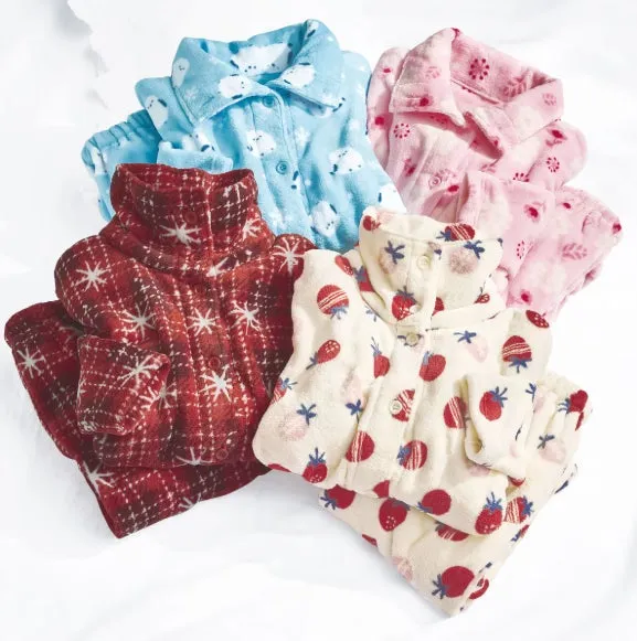 様々な柄のパジャマが写った画像です。赤、ピンク、白、水色のパジャマが写っており、それぞれ雪の結晶、花、イチゴ、羊の柄が施されています。