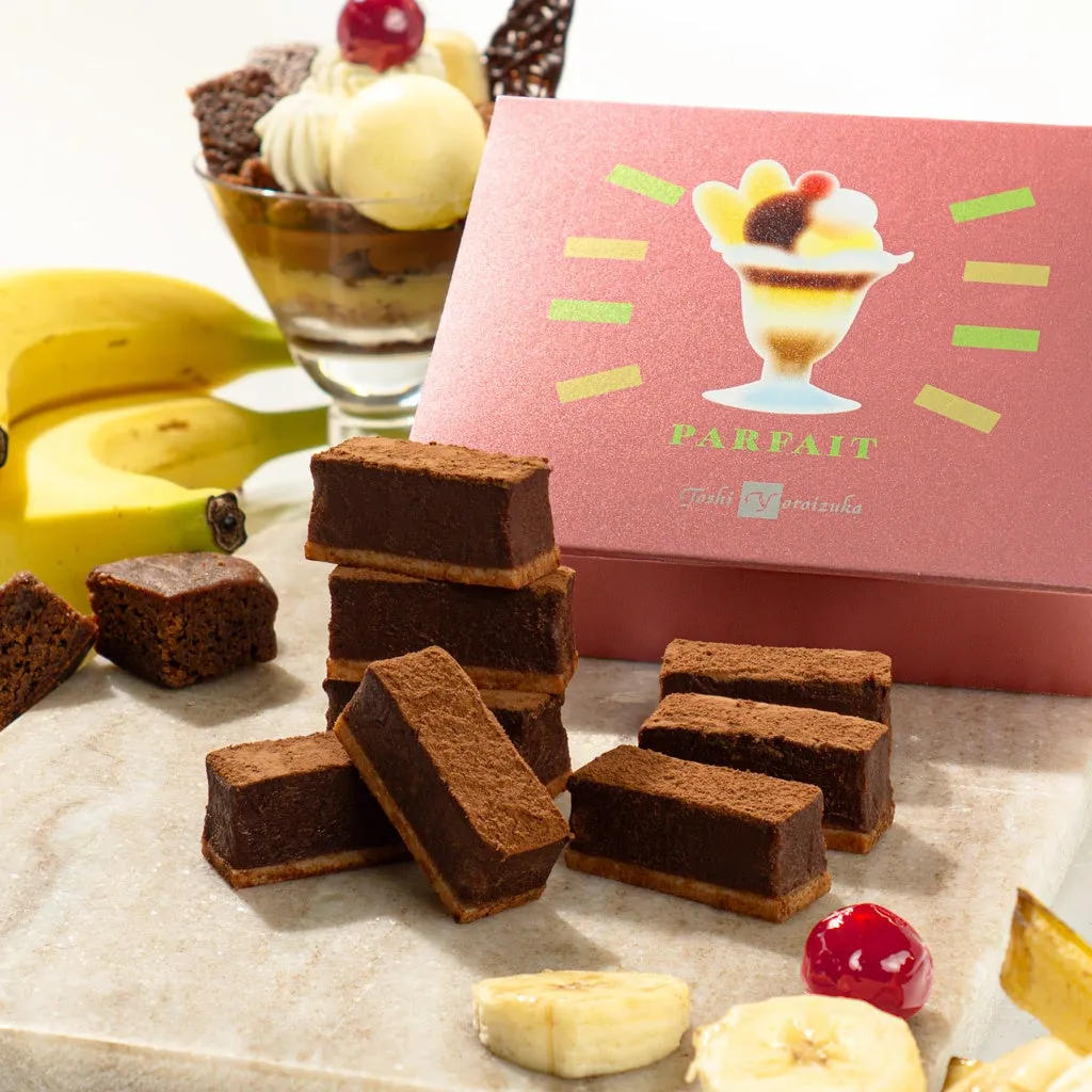 チョコレートケーキとパフェ、バナナ、さくらんぼが写っている、美味しそうな写真。