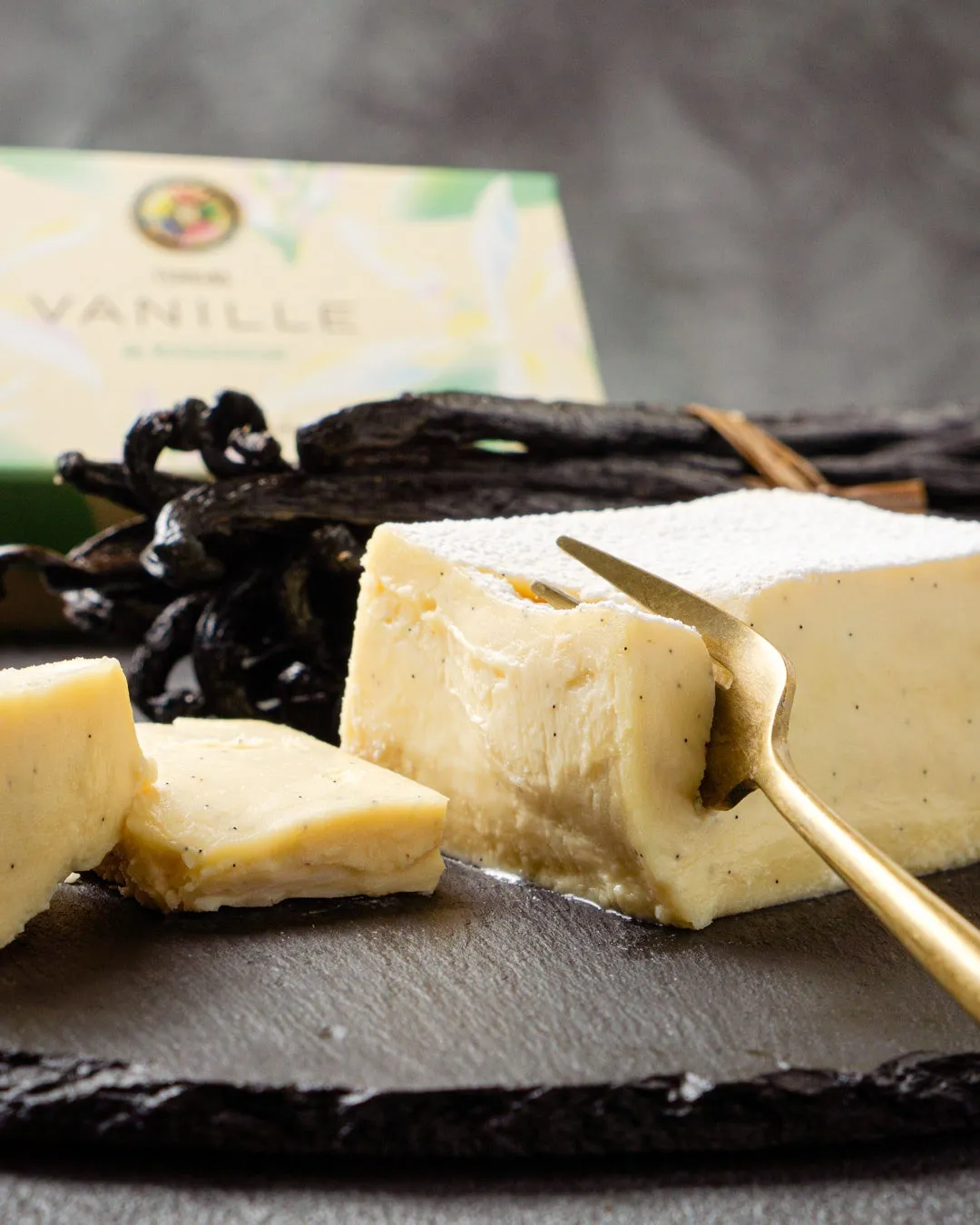 バニラビーンズとバニラ風味のケーキが載ったお皿の写真です。