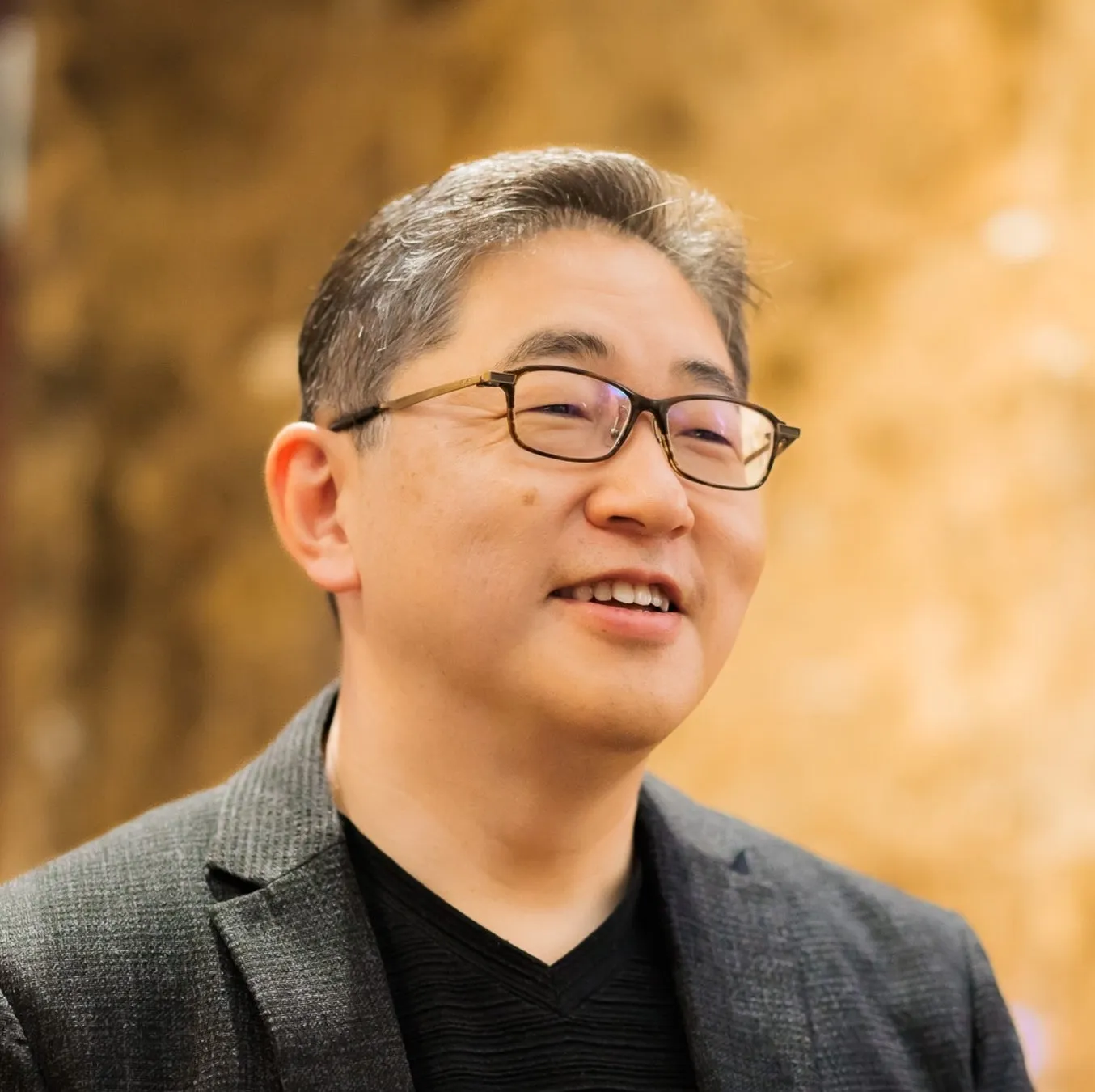 眼鏡をかけた東洋系の男性のポートレート