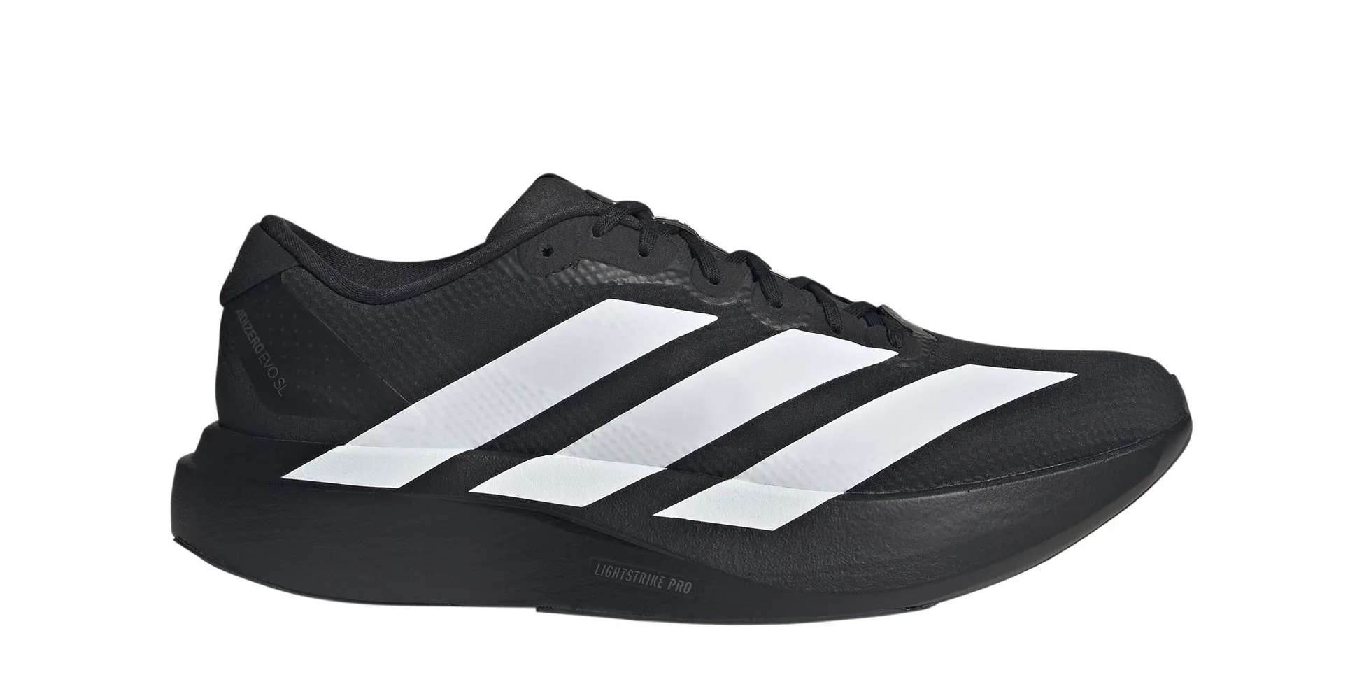 黒色のadidas Adizero Evo SLランニングシューズのクローズアップ画像です。シューズは黒色で、白いadidasの3本線が側面に入っています。靴底にはLIGHTSTRIKE PROの文字が見えます。
