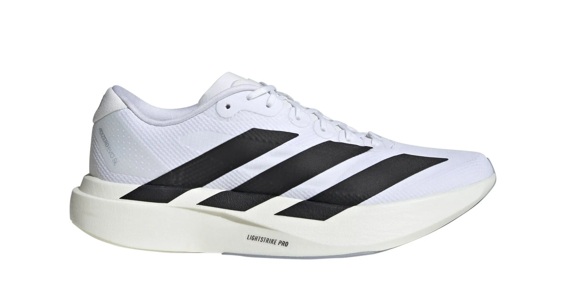 白いアディダスのランニングシューズ。黒いストライプが3本入っており、靴底は厚め。