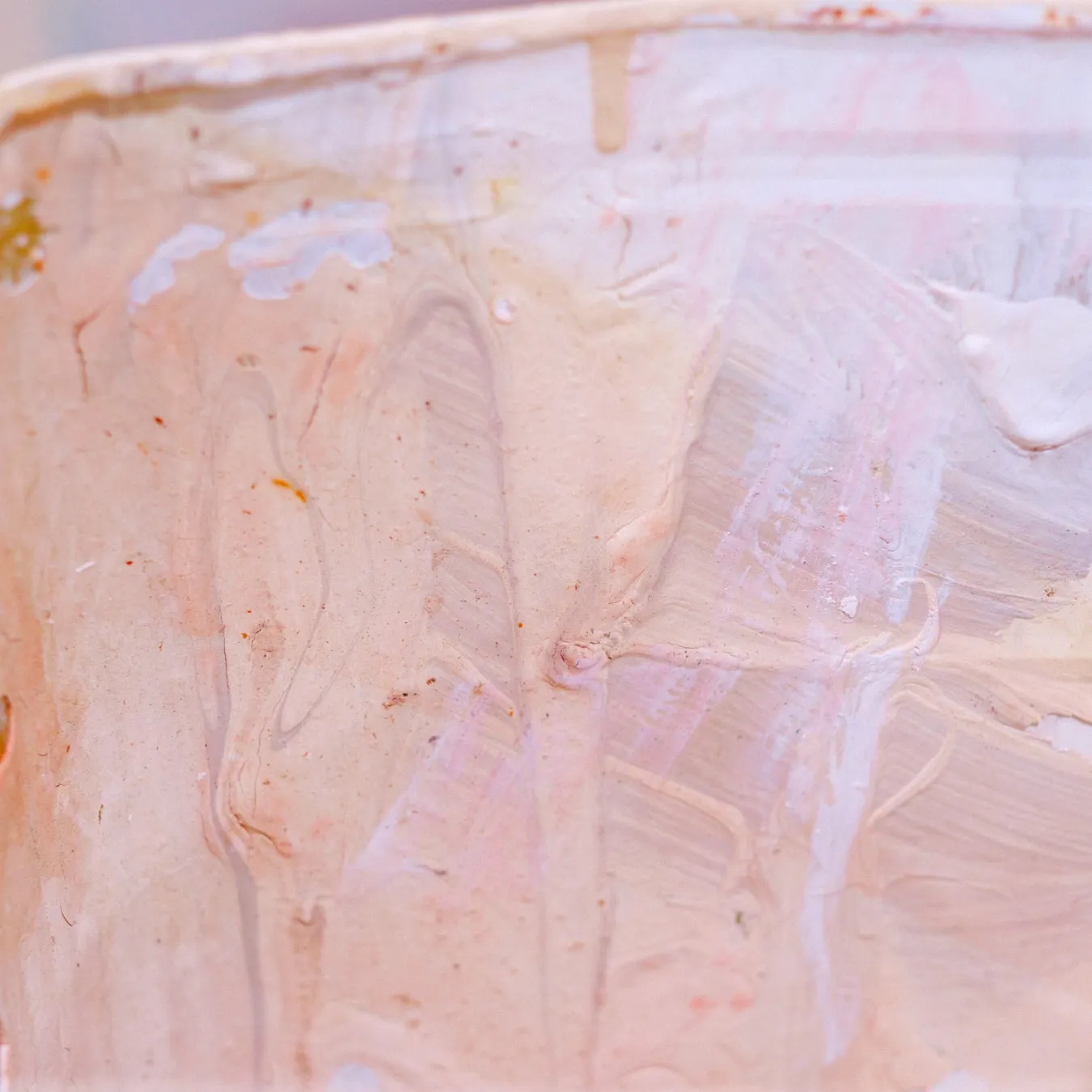 ピンクと白の塗料が塗られた抽象的な背景