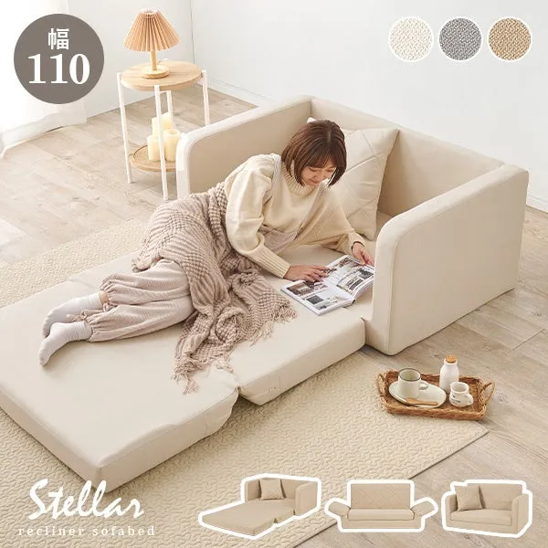 ソファベッドでくつろぐ女性