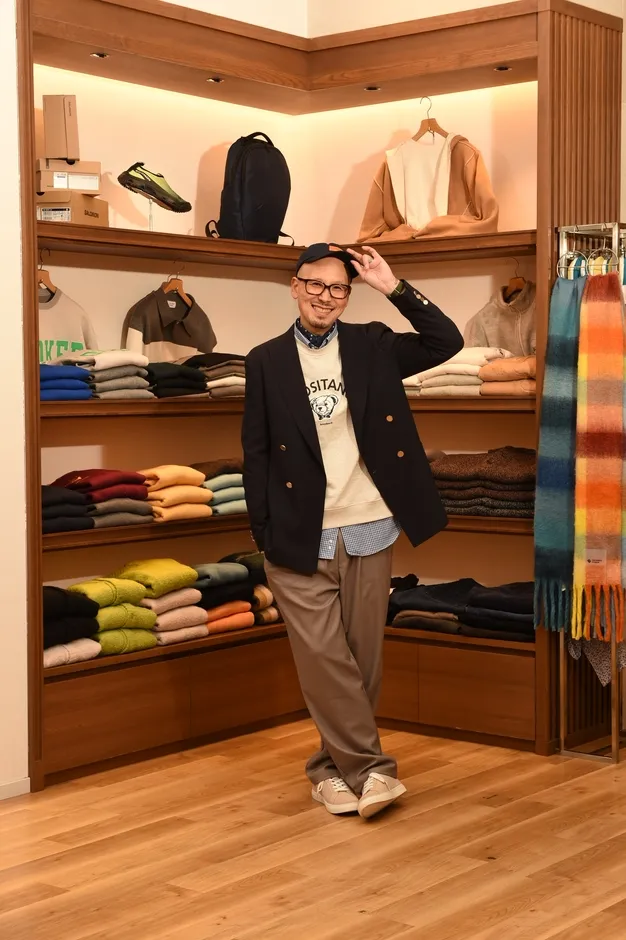 店内でおしゃれな男性がポーズをとっている写真。