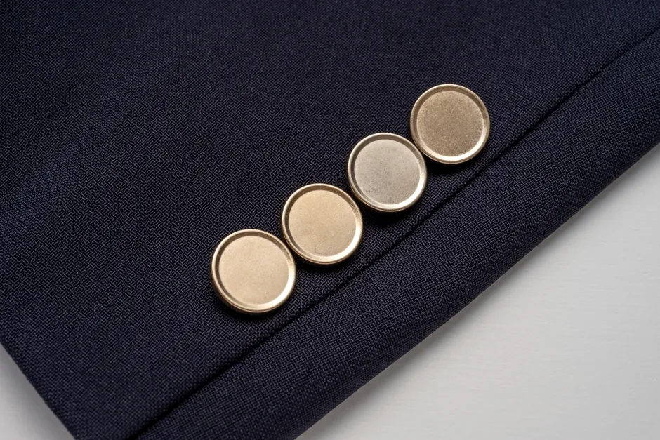 紺色のジャケットの袖口のボタンのクローズアップ写真