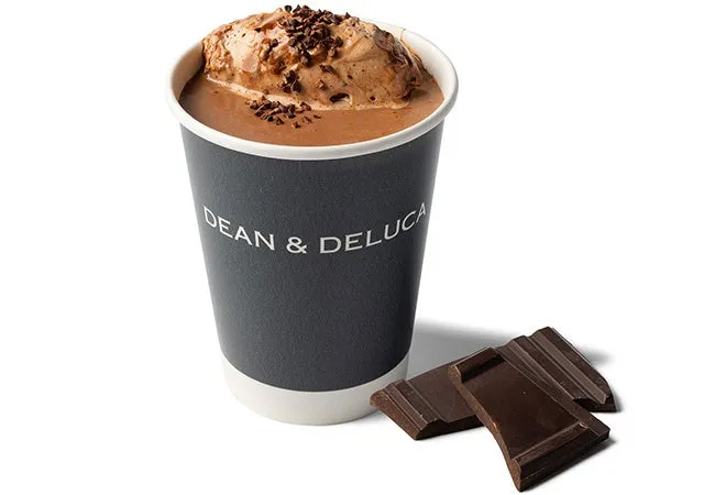 DEAN & DELUCAのホットチョコレート。カップの上にチョコレートアイスクリームが乗っており、チョコレートが添えられている。