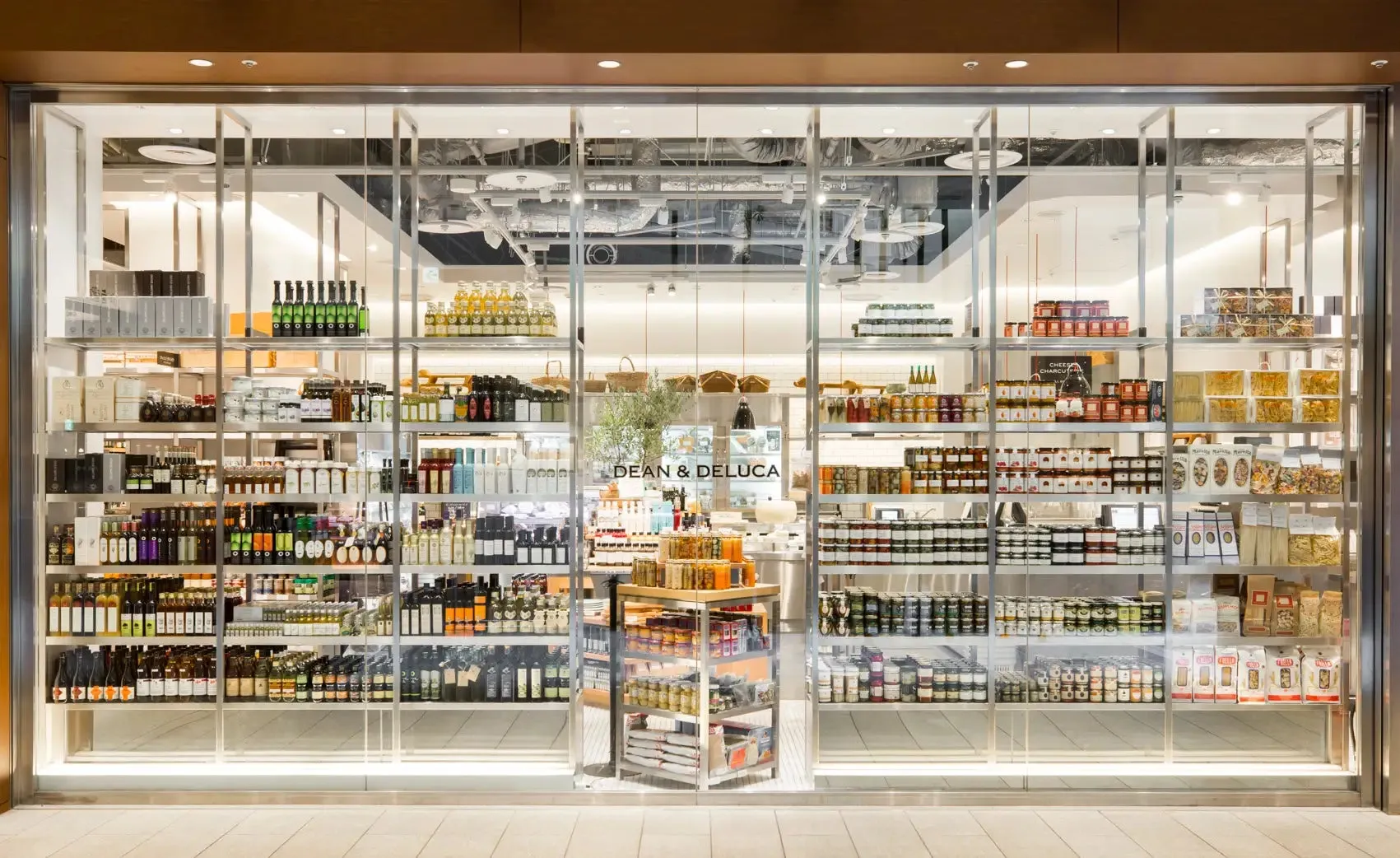 DEAN & DELUCAの店舗の正面の画像。店内には様々な食品が陳列されており、明るく清潔感のある雰囲気。