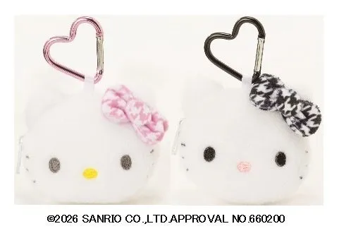 ハローキティの顔型のポーチが2つ並んだ画像。それぞれ異なるリボンとカラビナが付いている。