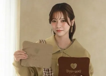 女性が2つのバッグを持っています。バッグには「BOYMILLIANG」の文字が入っています。