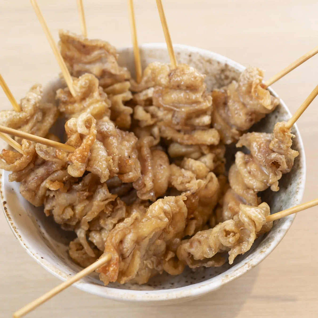 串に刺さった揚げ物の料理の写真です。