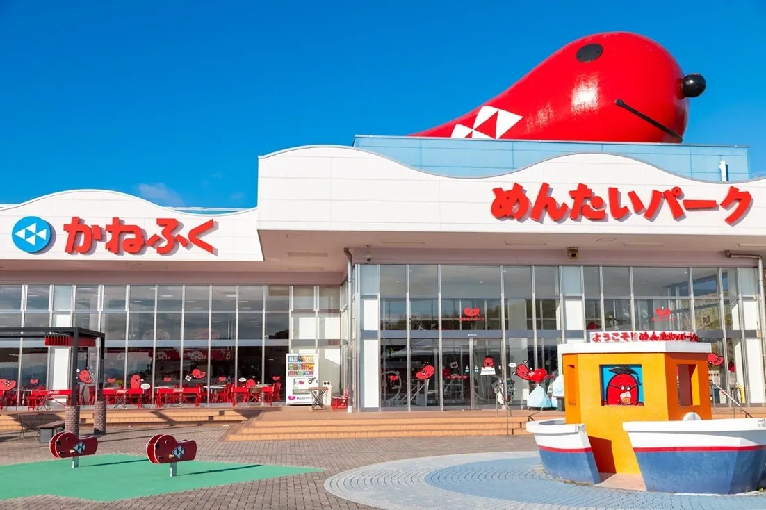 鮮やかな赤いクジラの形をしたモニュメントが特徴的な、めんたいパークの建物