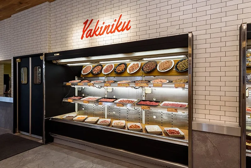 焼肉店のショーケース。様々な種類の肉が並べられている。