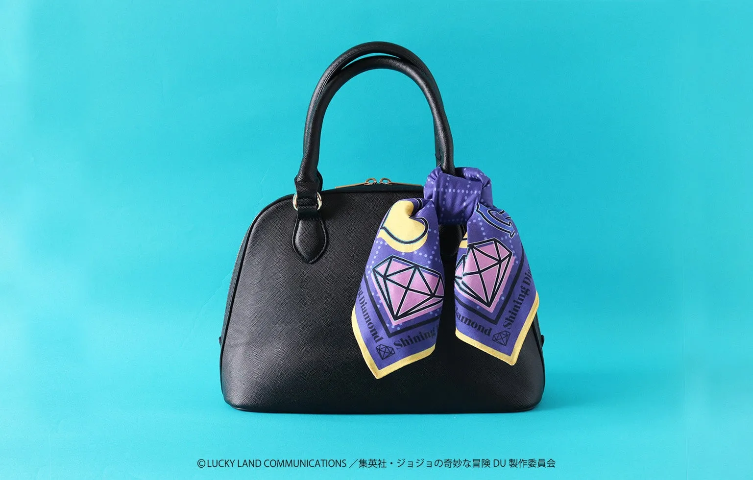 黒いハンドバッグとダイヤモンド柄のスカーフ