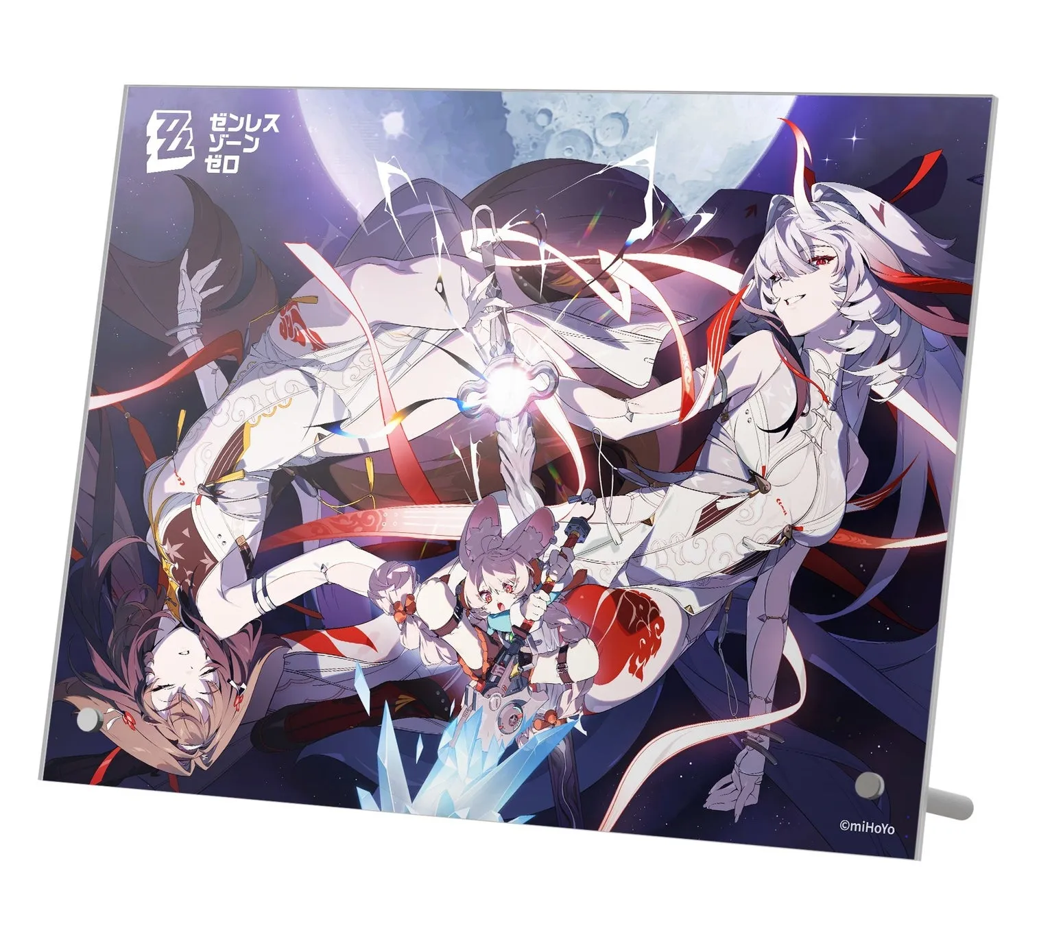 『ゼンレス ゾーン ゼロ』のキャラクターが描かれたアクリルスタンド。背景には月が描かれ、キャラクターたちが躍動感のあるポーズをとっている。