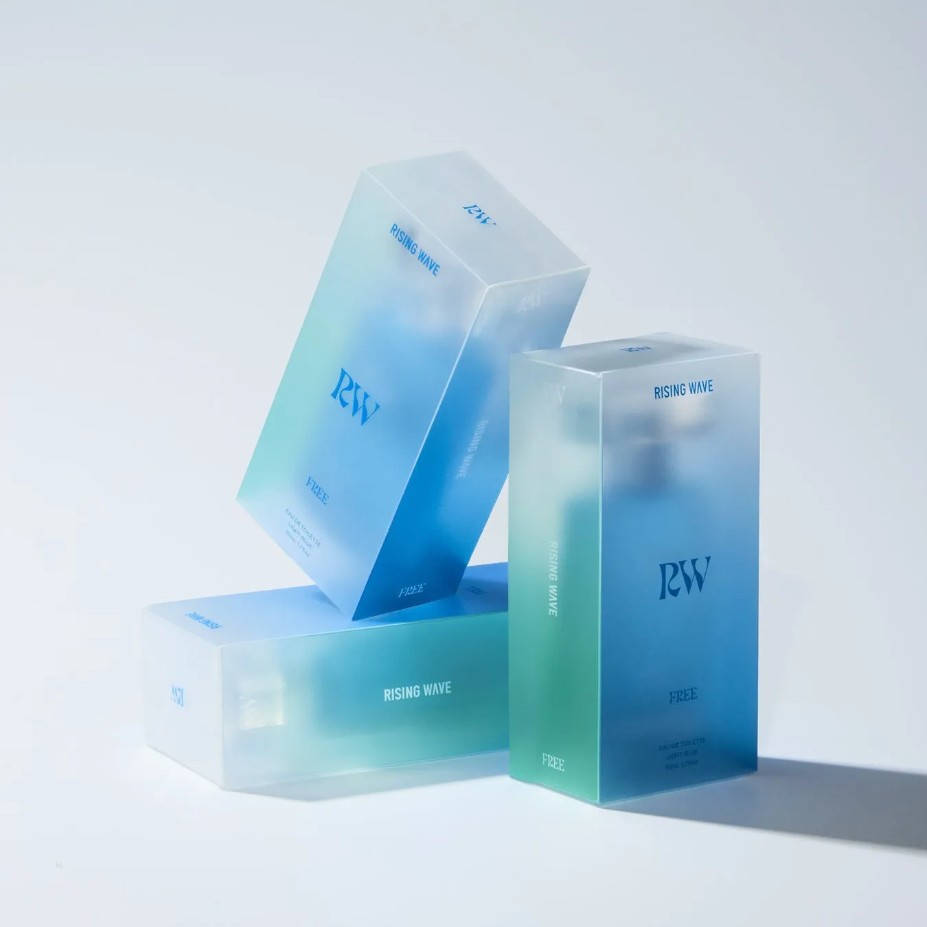 透明感のあるブルーのグラデーションが美しい香水の箱が3つ