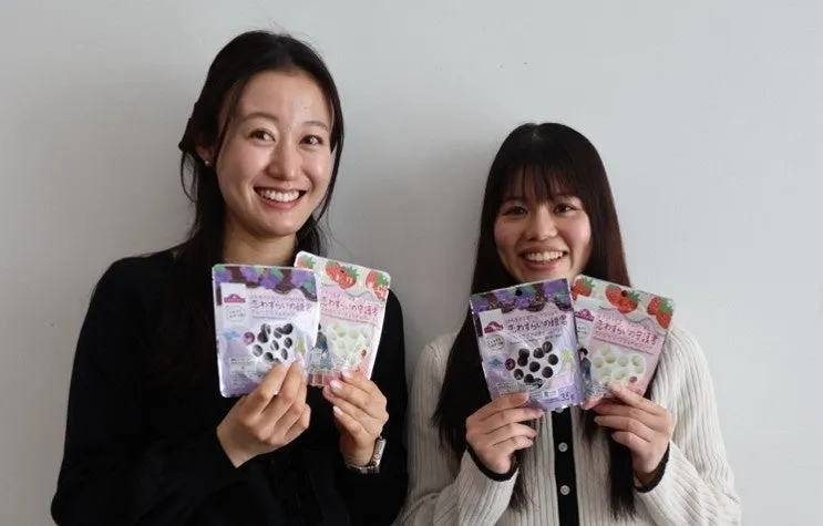 お菓子を手に笑顔の学生たち